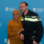 politie en buurtbewoner